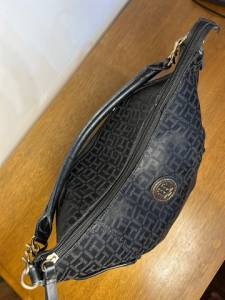 Bolsa Tommy Hilfiger Tira Colo Cor Preta