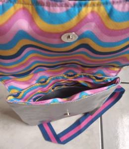 Promoo Relmpago $ Bolsa Tiracola Cinza Com Detalhes Rosa E Azul