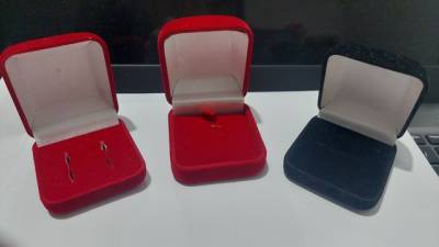 Trs Caixinhas Aveludadas (anel, Alianas E Pingente)