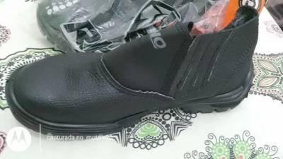 Vendo Uma Bota Nova N.44