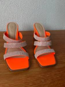 Sandlia Laranja Couro Bloco Carmem Cristais Arezzo