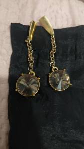 Brinco Dourado Com Pedra Cinza