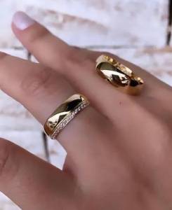 Par De Aliana Grossa No Modelo Tradicional Banhada A Ouro 18k