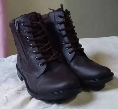 Bota Com Zper Nova Tamanho 40