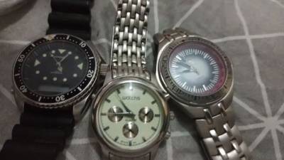 Trs Relgios Usados Precisando De Por Bateria . 50 Reais