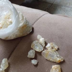 Vendo 1k Dessas Pedras Ainda Brutas Pra Serem Trabalhadas$300