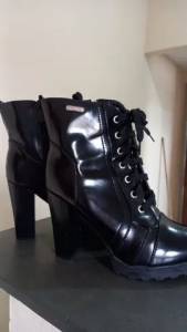 Vendo Uma Bota Feminina
