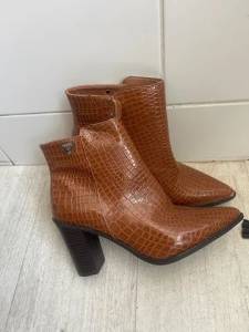 Sandlia E Botas Usadas