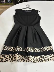 Vestido Preto Com Detalhes
