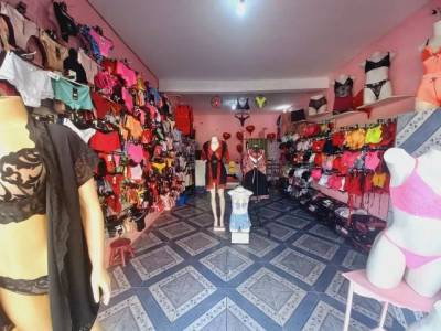 Passa -se Um Ponto De Moda Intima