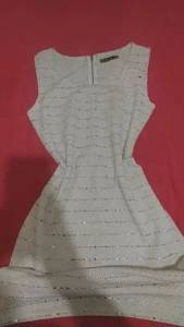 Vestido Branco Com Detalhes Dourado