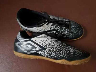 Vendo Chuteira Umbro Tam 37
