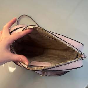 Bolsa Michael Kors Jet Set Rosa Beb Com Detalhes Em Dourado