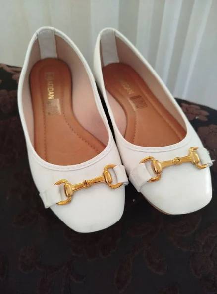Sapatilha Branca Com Detalhe Dourado