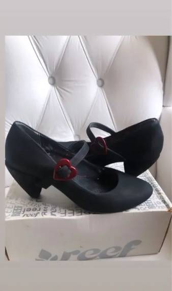 Sapatilha Preta Com Detalhe De Corao