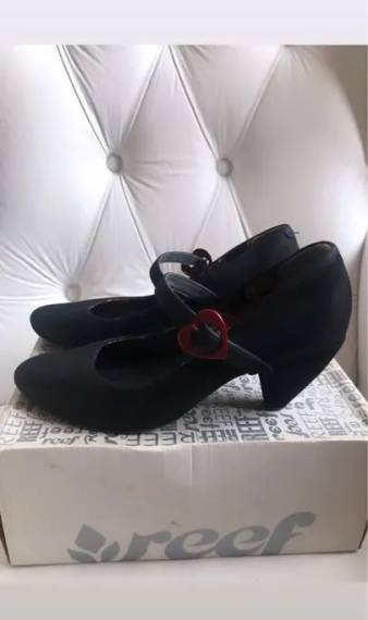 Sapatilha Preta Com Detalhe De Corao