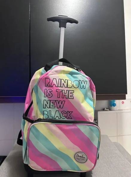Mochila De Rodinhas Rainbow Is The New Black