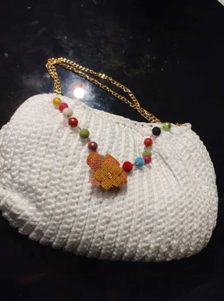 Bolsa De Croch Branca Com Corrente Dourada