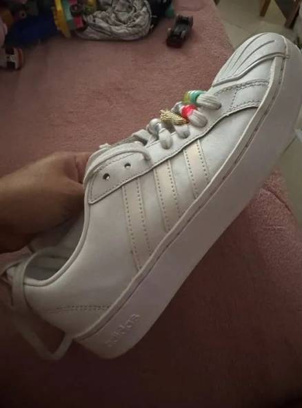 Tnis Adidas Branco Com Detalhes Coloridos