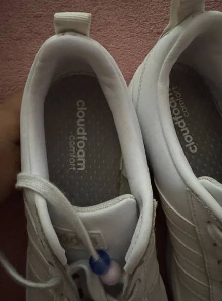 Tnis Adidas Branco Com Detalhes Coloridos