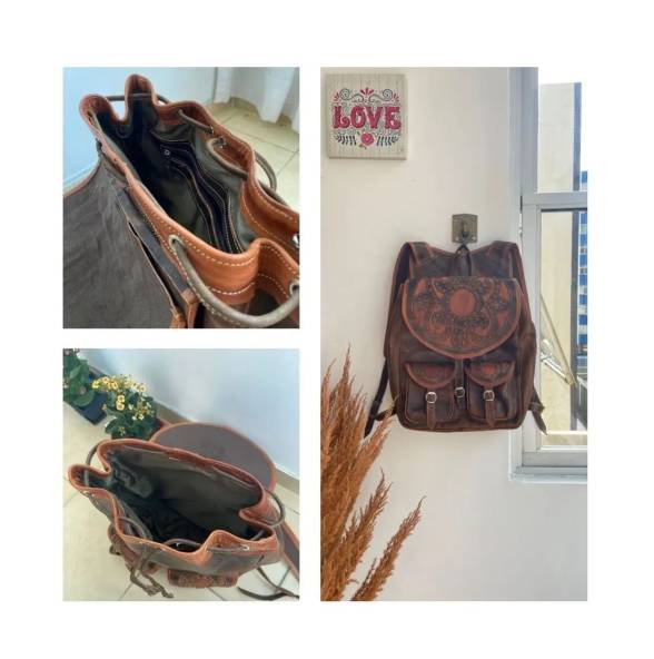 Mochila De Couro Marrom Com Detalhes Em Flor
