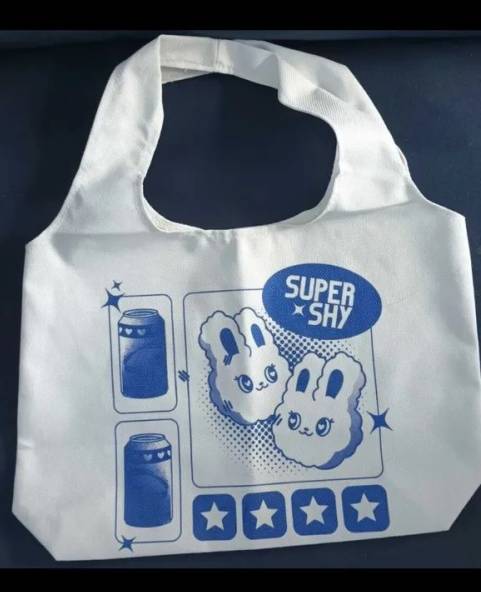 Bolsa De Ombro Super Shy New Jeans - Branca Com Detalhes Em Azul