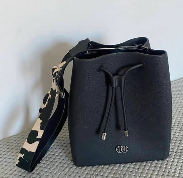 Bolsa Saquinho Preta Dumont