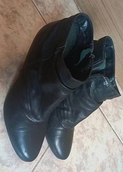 Bota Preta Bico Fino Com Salto 34