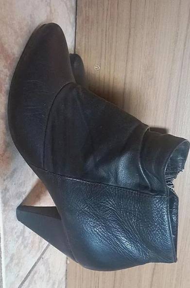 Bota Preta Bico Fino Com Salto 34