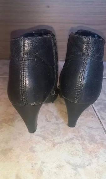 Bota Preta Bico Fino Com Salto 34