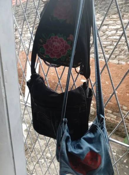 Bolsa De Ombro Jeans Com Aplique De Corao
