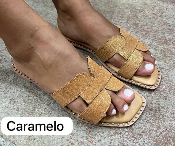 Sandlia Rasteira Em Couro Sinttico